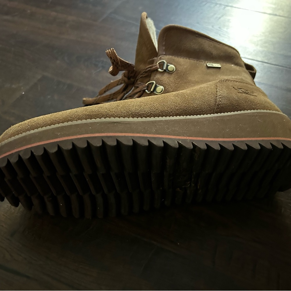 Women’s size 8 waterproof winter UGG boots with mini platform brand new